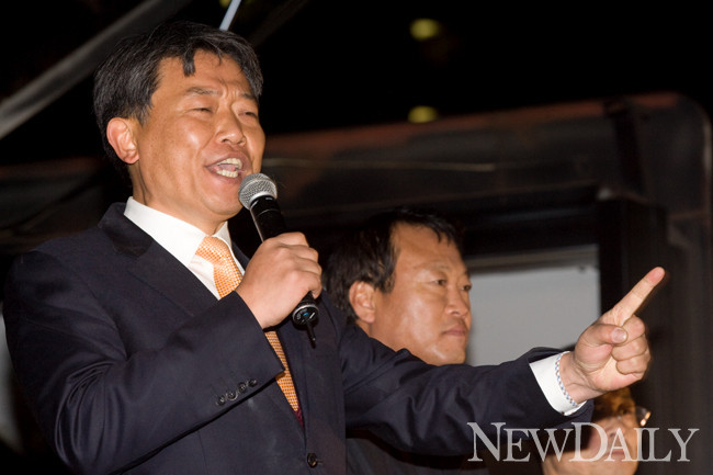 ▲ 22일 국회 본회의장에서 최루탄을 터뜨린 김선동 민노당 의원이 시위대를 선동하고 있다.