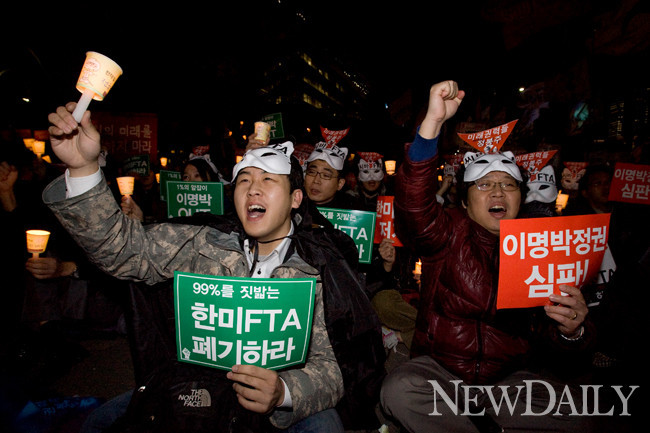 ▲ 산업은행 앞에 모인 시위대가 연사들의 선동에 맞춰 구호를 외치고 있다.