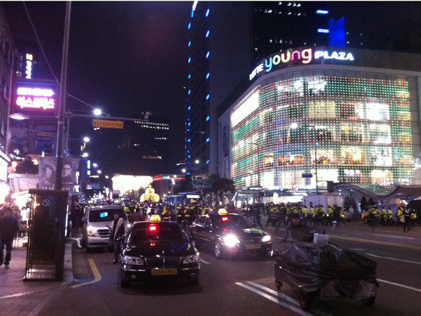 ▲ 명동 롯데백화점 본점 앞 대로에서 경찰이 시위대를 막기 위해 이동 중이다. 갑작스런 대규모 경찰의 출현에 외국인들은 어리둥절한 표정이었다.