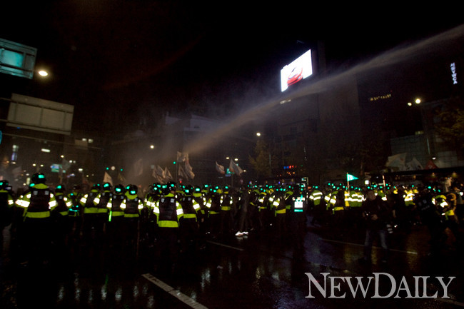 ▲ 경찰이 명동성당 앞 사거리에서 시위대를 향해 물대포를 쏘고 있다. 시위대는 물대포에도 아랑곳않고 경찰을 희롱했다.