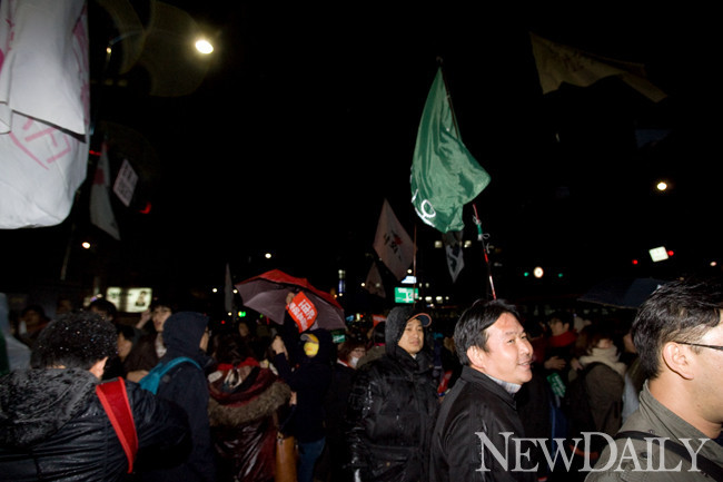 ▲ 명동성당 앞 8차선 도로를 점거한 시위대는 물대포에 맞아도 희희낙락이었다.