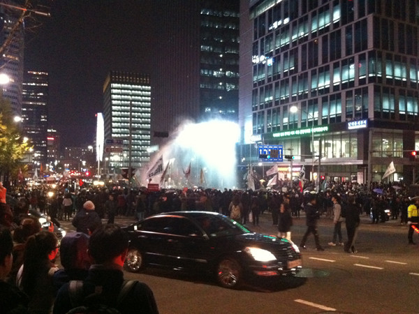 ▲ 명동성당 앞 8차선 도로는 시위대의 도로점거로 아수라장이었다. 이로 인해 1호 터널을 오가는 교통이 한동안 큰 불편을 겪었다.