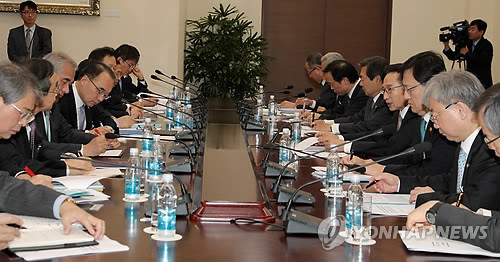 ▲ 이명박 대통령이 23일 오전 청와대에서 한-미 FTA 관련 긴급 관계장관회의를 주재하고 있다.ⓒ연합뉴스