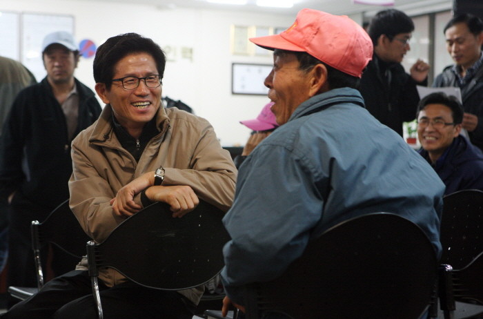 ▲ 김문수 경기도지사가 23일 새벽 수원시 장안동 소재 직업소개소인 재광인력을 방문해 구직자들을 격려한 뒤 애로사항을 청취한 뒤 이야기를 나누며 밝게 웃고 있다.  ⓒ 뉴데일리