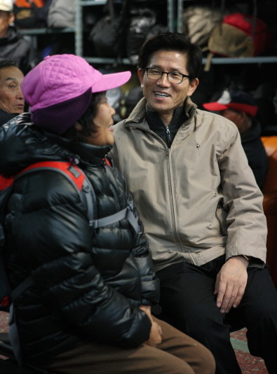 ▲ 김문수 경기도지사가 23일 새벽 수원시 장안동 소재 직업소개소인 재광인력을 방문해 구직자들을 격려한 뒤 애로사항을 청취한 뒤 이야기를 나누며 밝게 웃고 있다.  ⓒ 뉴데일리