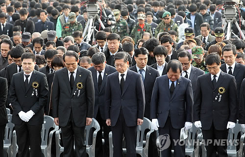 ▲ 김황식 국무총리,유족대표 등이 23일 오전 대전 현충원에서 열린 연평도 포격도발 전사자 1주기 추모식에서 희생자를 기리는 묵념을 하고 있다. ⓒ 연합뉴스