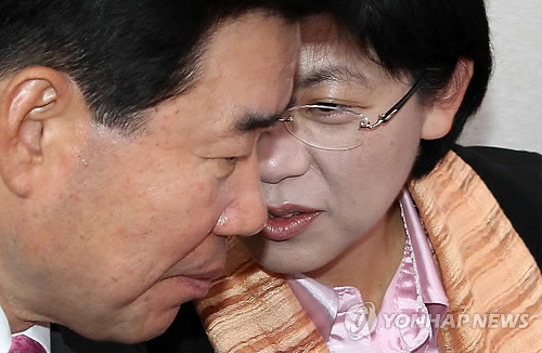 ▲ 지난 10월13일 한-미 FTA 비준안 논의에 착수한 민주노동당 이정희 대표와 민주당 김진표 원내대표가 외통위 회의장에서 귀엣말을 하고 있다. ⓒ연합뉴스