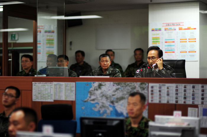 ▲ 이명박 대통령이 23일 경기 화성 서북도서방위사령부를 방문, 연평도 장병들과 통화하고 있다.ⓒ청와대