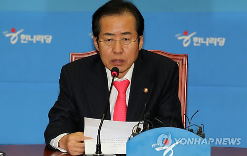 ▲ 한-미 FTA 비준안 통과와 관련해 기자회견에 나선 한나라당 홍준표 대표가 23일 오후 국회 당 대표실에서 기자회견문을 낭독하고 있다. ⓒ연합뉴스