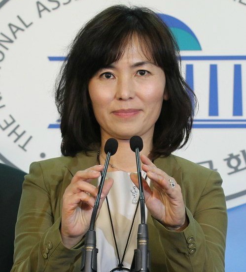 ▲ 영화 '도가니'의 원작자인 소설가 공지영씨가 10월12일 국회 정론관에서 아동 대상 성범죄 공소시효 폐지를 촉구하는 기자회견에 동참해 발언하고 있다. ⓒ연합뉴스