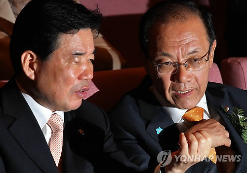 ▲ 한나라당 황우여(오른쪽), 민주당 김진표 원내대표가 지난 18일 오후 국회 의원회관 대회실에서 열린 우윤근 의원 출판기념회에 참석해 이야기하고 있다. ⓒ연합뉴스