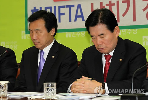 ▲ 한나라당의 한ㆍ미 자유무역협정(FTA) 비준동의안 강행 처리에 속수무책으로 당한 민주당 지도부에 대한 책임론이 강하게 제기되고 있는 가운데 23일 오전 국회 당대표실에서 열린 최고위원회의에서 손학규 대표와 김진표 원내대표가 눈을 감은채 최고위원들의 모두발언을 듣고 있다. ⓒ 연합뉴스