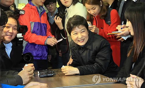 ▲ 박근혜 전 한나라당 대표가 23일 대전 한남대학교를 찾아 대전권 학생들과 얘기를 나누고 있다. ⓒ 연합뉴스