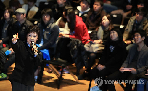 ▲ 박근혜 전 대표가 23일 대전대학교를 찾아 학생들을 대상으로 '내 마음 속의 사진'이라는 주제로 특강하고 있다. ⓒ 연합뉴스