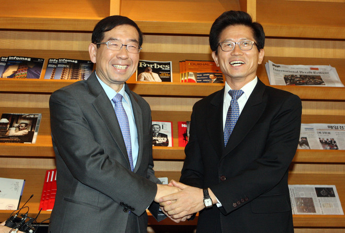 ▲ 김문수 경기도지사와 박원순 서울시장이 24일 오전 서울 메리어트 호텔에서 조찬회동을 갖기 전 악수를 하며 밝게 웃고 있다. ⓒ 뉴데일리