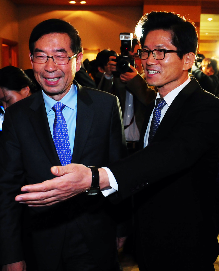 ▲ 김문수 경기도지사와 박원순 서울시장이 24일 오전 서울 메리어트 호텔에서 조찬회동을 하기 위해 이동을 하고 있다.  ⓒ 뉴데일리