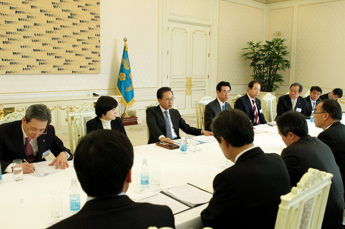 ▲ 이명박 대통령이 24일 청와대에서 비상경제대책회의를 주재하고 있다.ⓒ청와대