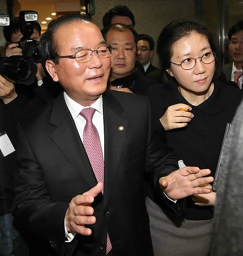 ▲ 정갑윤 국회 예결위원장이 예산안 처리 협조를 구하기 위해 24일 오전 민주당 원내대표실로 향하고 있다. ⓒ연합뉴스