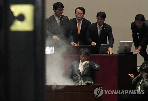 ▲ 22일 국회 본회의장에서 민노당 김선동 의원이 최루탄을 터뜨리고 있다. ⓒ연합뉴스