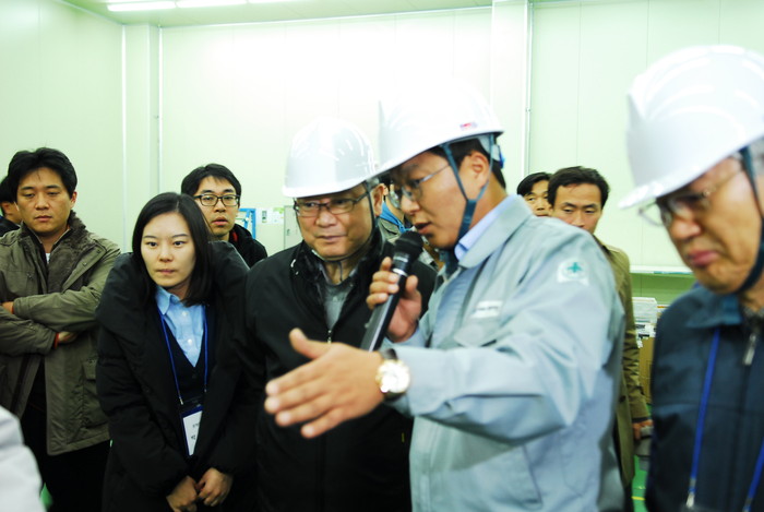 ▲ 김석동 금융위워장이 21일 오후 전북 전주 과학산업연구단지 내에 있는 산업용 로봇 제작업체 케이엠(KM)을 방문해 공장 현황에 대해 설명을 듣고 있다.ⓒ자료사진