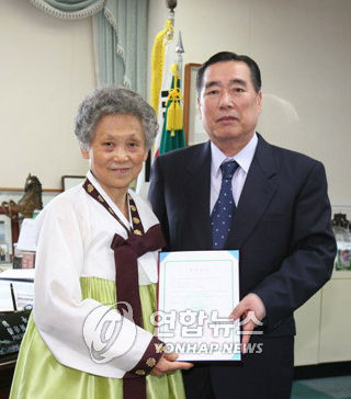 ▲ 서울 노량진시장에서 젓갈장사를 하면서도 남다른 장학금 기탁선행을 보여 유명한 류양선(74) 할머니가 21일 한서대학교 함기선(65) 총장에게 제주도 서귀포시 성산읍에 있는 공시지가 1억원 상당의 땅을 학교발전용지로 써달라며 기부하고 있다.