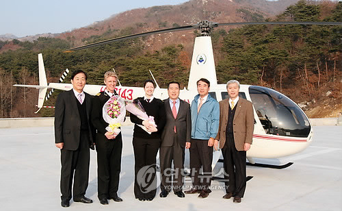 ▲ 한서대 본교-태안캠퍼스 헬기항로 개설  (서산=연합뉴스) 한서대 함기선 총장(왼쪽 네번째)이 24일 대학 본관 옥상에 마련된 헬리포터에서 헬리콥터 정기항로 개설 기념촬영을 하고 있다.