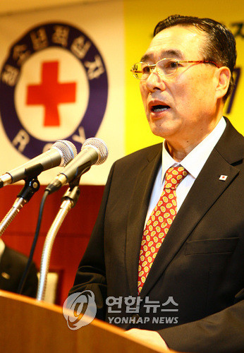 ▲ 'RCY, 나무 심으러 北에 갑니다'  (서울=연합뉴스) 박지호 기자 = 3일 오후 서울 남산동 대한적십자사 강당에서 열린 '한국토지공사와 함께하는 2007 남북 청소년 적십자 우정의 나무심기'대표단 출정식에서 함기선 한적 부총재가 격려사를 하고 있다. 대표단은 4일 방북해 5일 금강산에서 공동 식목행사를 가진다.