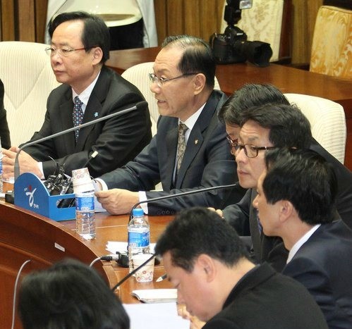 ▲ 한나라당 황우여 원내대표가 25일 국회에서 열린 주요당직자회의에서 농업대책 등 한미FTA 사후대책을 철저히 세워야 한다고 발언하고 있다. ⓒ연합뉴스