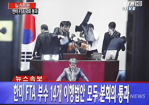 ▲ 지난 22일 민노당 김선동 의원이 국회 본회의장에서 최루탄을 터뜨린 상황을 YTN이 생방송으로 보도하고 있다. ⓒ연합뉴스