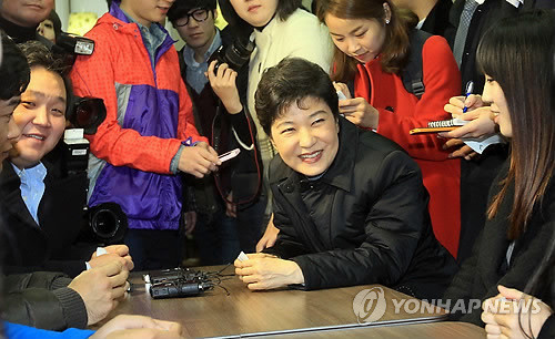 ▲ 박근혜 한나라당 전 대표가 지난 23일 대전대학교에서 학생들과 간담회를 갖고 있다. ⓒ 연합뉴스