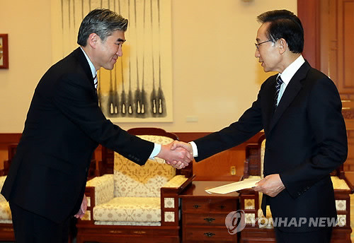 ▲ 이명박 대통령이 25일 청와대에서 성 김 주한 미국대사에게서 신임장을 받고 있다. ⓒ연합뉴스