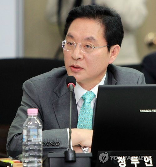 ▲ 정두언 한나라당 의원은 26일 검-경 수사권 조정안에 따른 경찰의 집단 반발을 두고 “정부가 왜 검찰의 눈치를 보는지 설(設)들이 난무하는데 정말 딱한 일”이라고 말했다. ⓒ 연합뉴스