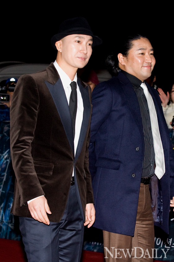 ▲ 25일 저녁 서울 경희대학교 평화의 전당에서 '제 32회 청룡영화상' 시상식이 열린 가운데 배우 박해일과 김한민 감독이 레드카펫을 지나고 있다.   ⓒ 고경수 기자