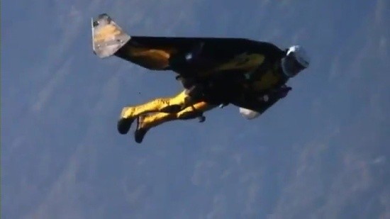 ▲ 이브 로시가 '제트수트'를 입고 비행하는 장면.