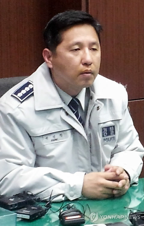 ▲ (서울=연합뉴스) 박경준 기자 = 박건찬 종로경찰서장이 26일 오후 서울 광화문광장에서 열린 한미 FTA 반대 집회에서 시위대에 둘러싸여 폭행당했다.