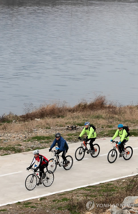 ▲ 남한강 달리는 맹형규 장관(충주=연합뉴스) 충북 충주(탄금대)와 경북 상주(상풍교)를 잇는 '새재 자전거길' 개통식이 열린 27일 맹형규 행정안전부장관(앞쪽 두번째)이 자전거를 타고 남한강변 새재자전거길을 달리고 있다. ⓒ