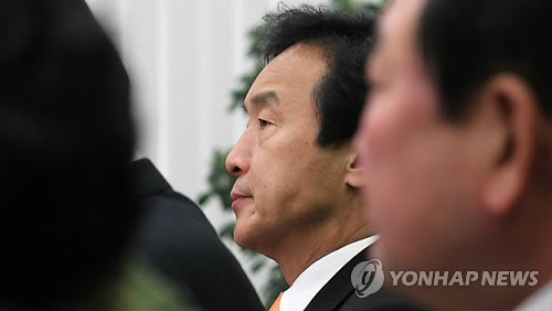 ▲ 민주당 손학규 대표가 28일 오전 국회 당대표실에서 열린 최고위원회의에서 최고위원들의 모두발언을 듣고 있다. ⓒ 연합뉴스