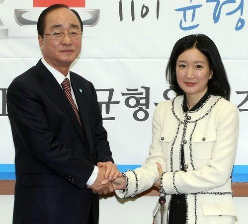 ▲ 자유선진당 심대평 대표가 28일 국회에서 문정림 신임 대변인에게 임명장을 전달한 뒤 기념촬영을 하고 있다. ⓒ연합뉴스