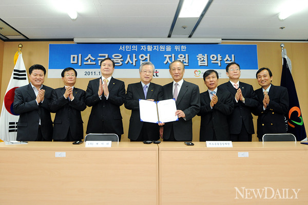 ▲ 28일 미소금융사업 지원 협약식에서 KT 이석채(좌) 회장과 미소금융 김승유(우) 이사장이 악수를 하고 있다. ⓒ양호상 기자