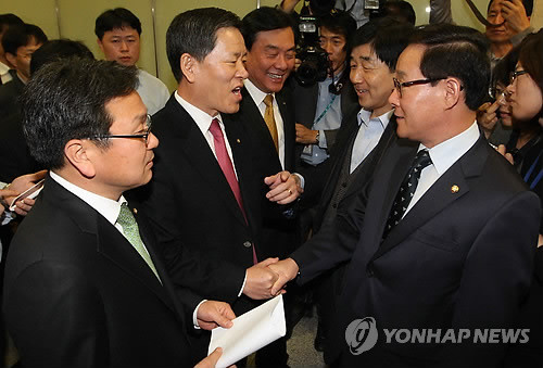 ▲ 한미FTA 강행 처리 문제로 내년도 예산안 심사가 표류하고 있는 가운데 28일 오전 국회 정론관 앞에서 맞닥뜨린 한나라당 이종혁, 장윤석 의원과 민주당 강기정, 주승용 의원 등이 얘기를 나누고 있다. ⓒ 연합뉴스