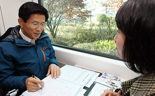 ▲ 민원전철에서는 일자리, 무한돌봄 및 복지, 생활민원, 건강, 금융대출 상담을 한다. 사진은 시승행사에 참석한 김문수 지사가 한 민원인과 일자리 상담을 하는 모습 ⓒ 뉴데일리