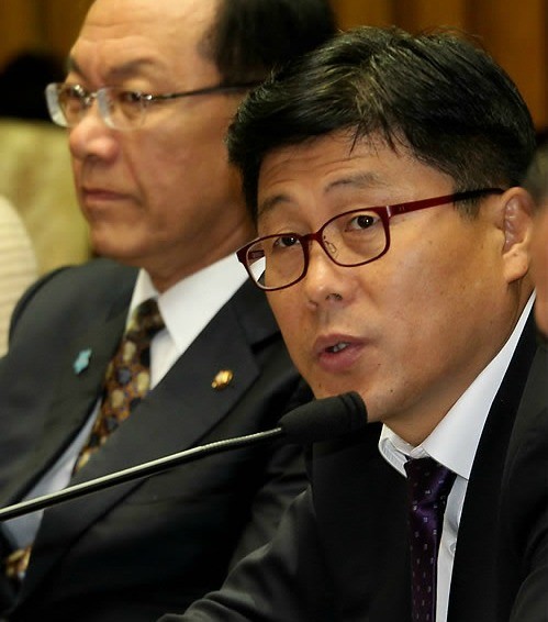 ▲ 한나라당 김정권 사무총장이 29일 국회에서 열린 원내대책회의에서 경찰서장 폭행문제에 대해 발언하고 있다. ⓒ연합뉴스