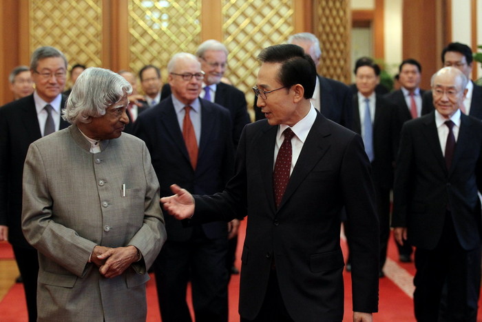 ▲ 이명박 대통령이 29일 서울핵안보정상회의 현인그룹 참석자들과 청와대 오찬을 갖기 위해 이동하고 있다.ⓒ 청와대