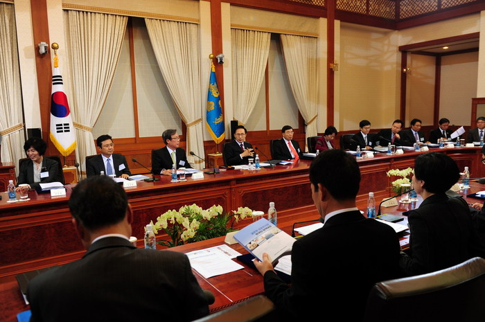 ▲ 이명박 대통령이 29일 청와대에서 열린 제3기 국민경제자문회의를 주재하고 있다.ⓒ청와대