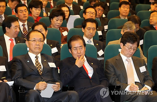 ▲ 한나라당 홍준표 대표가 29일 오후 국회도서관에서 열린 당 쇄신 연찬회에서 심각한 표정을 짓고 있다. ⓒ연합뉴스