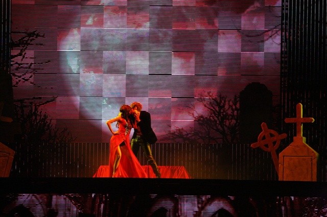 ▲ 장현승(비스트)과 현아(포미닛)의 키스 퍼포먼스.