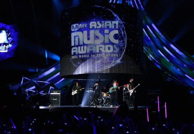 ▲ YB의 오프닝 공연 장면.