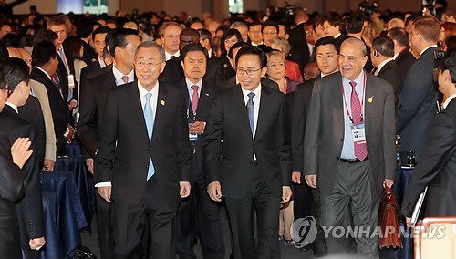 ▲ 이명박 대통령이 30일 부산 벡스코에서 열린 세계개발원조총회 개회식에 반기문 사무총장 등과 함께 참석하고 있다.ⓒ연합뉴스