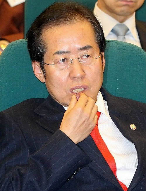 ▲ 한나라당 홍준표 대표가 29일 오후 국회도서관에서 열린 쇄신 연찬회에서 심각한 표정을 짓고 있다. ⓒ연합뉴스