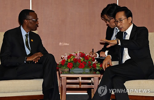 ▲ 이명박 대통령이 30일 부산 벡스코에서 폴 카가메 르완다 대통령과 정상회담을 갖고 있다.ⓒ연합뉴스